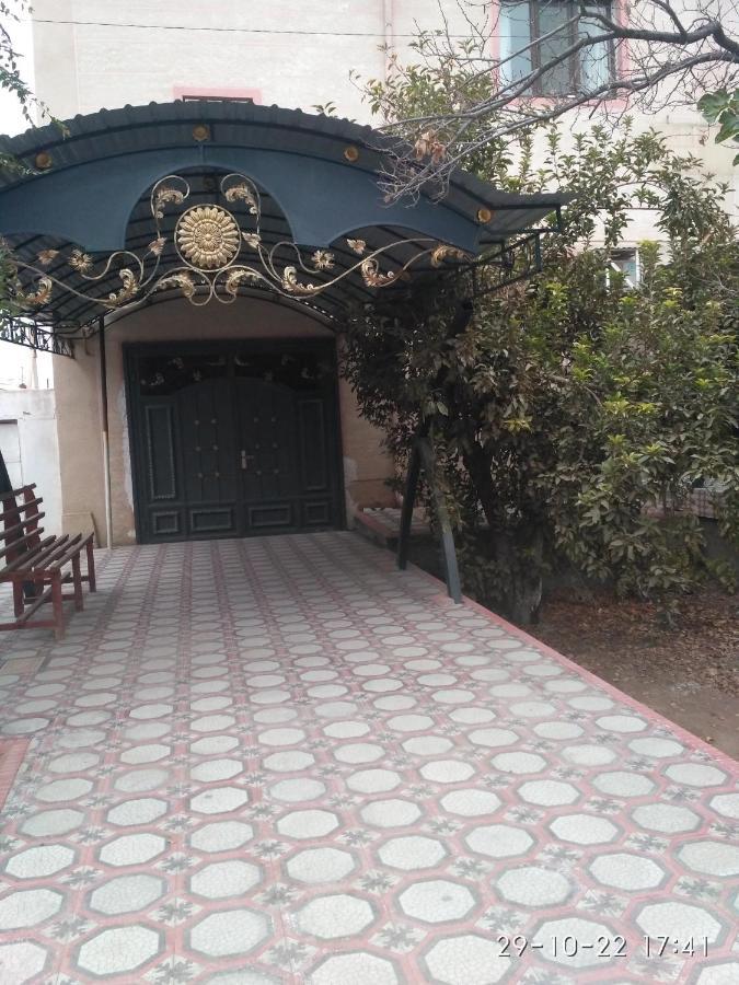 Western House Acomodação com café da manhã Qorowul Exterior foto
